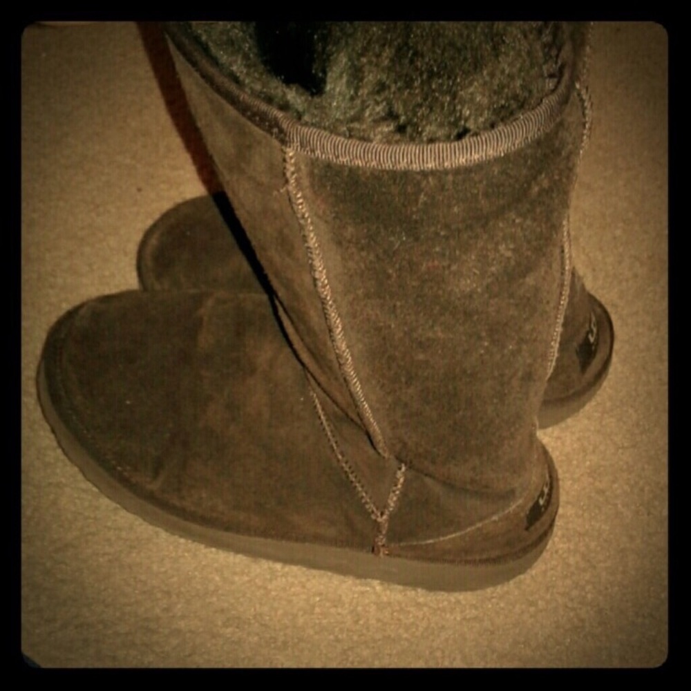 SOLD SOLD SOLD Uggs women’s size 8 dark brown